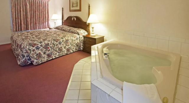 Двухместный люкс с балконом Americas Best Value Inn Lansing