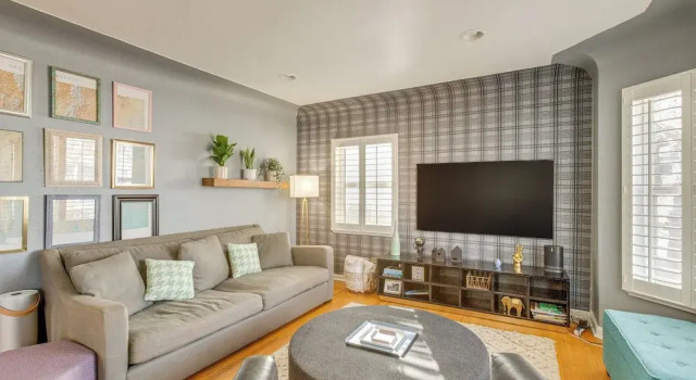 Walk to City Park: Chic Home w/ Hot Tub & Yard, Забронировать Дом для отпуска Денвер Колорадо, рядом с Поле для гольфа City Park