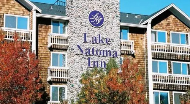 Кровать в общем номере Lake Natoma Inn