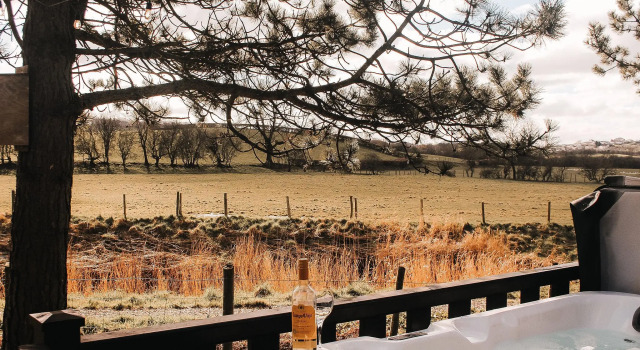 Keer Side Lodge, Luxury lodge with private hot tub at Pine Lake Resort