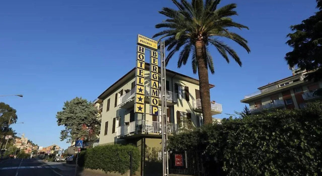 Hotel Bergamo Mare Mhotelsgroup, Забронировать Отель Отели в центре Сан-Бартоломео-аль-Маре, в центре