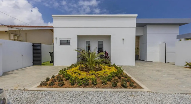 Luxurious Oasis Mins to Beach King Beds Pool, Varaa Hotelli Noord Aruba