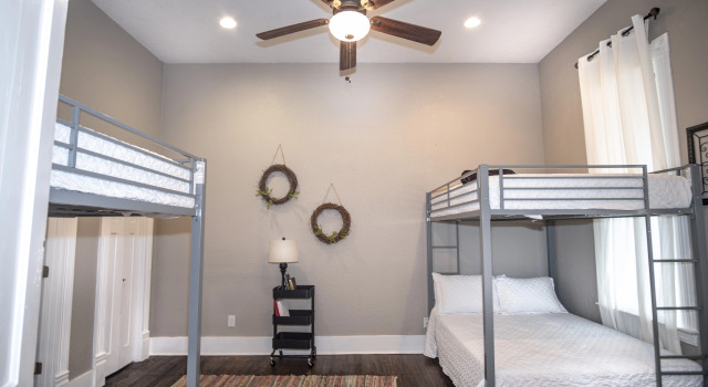 Restored Historic 2br/1.5ba House Near Downtown, Book Feriehus Sommerhuse i Bexar County, Hytte