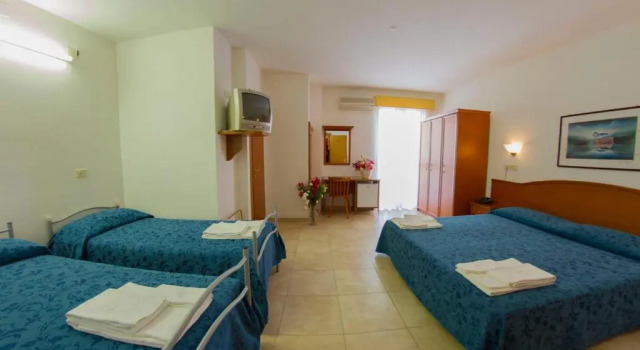 Четырёхместный номер Standard с балконом Hotel Orchidea