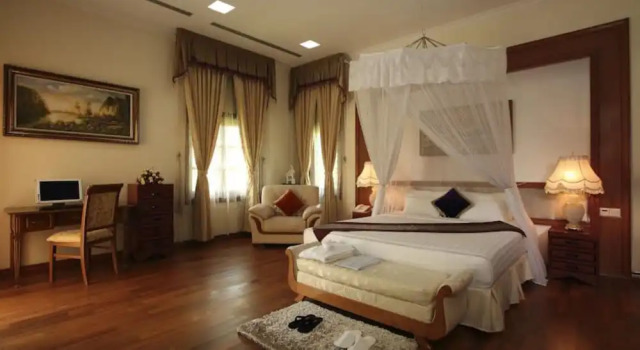Люкс Ambassador с балконом и с красивым видом из окна The Hotel Myat Taw Win