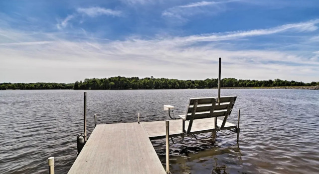 Waterfront Pocono Lake Home w/ Private Dock!, Rezerwuj Dom wakacyjny Wille w Pensylwania, Willa