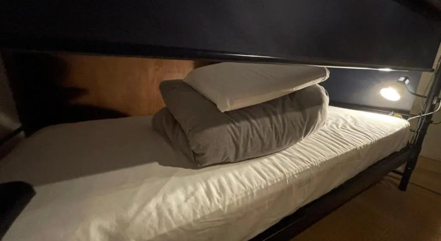 Кровать в общем номере Air Osaka Hostel