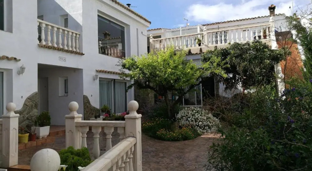Pensión Isla - Couples Only, Rezerwuj Hotel Hotele w Requena z parkingiem, Parking