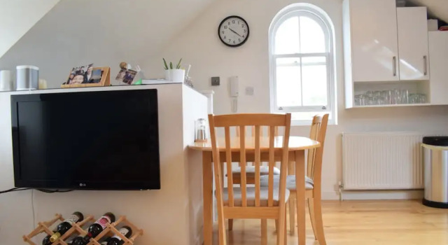 Modern 2 Bedroom Maisonette