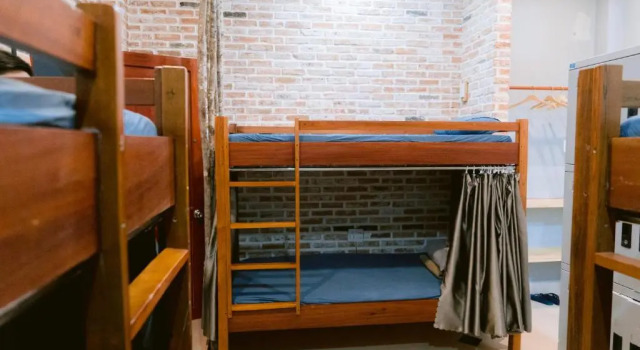 Кровать в общем номере Joy House
