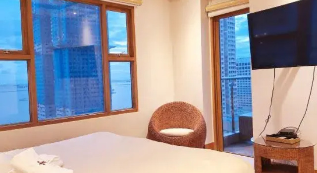 Двухместный люкс Executive с 2 комнатами с балконом StayLuxia Manilabayview 1-5 BR Suites w/Balcony Bayview Pool Netflix