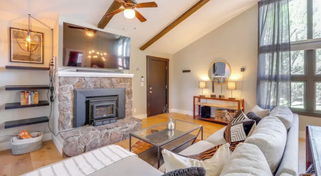 Townhome Near Dtwn Flagstaff: Grill, Golf & Relax!, Забронировать Апартаменты/квартира Отели Флагстафф с парковкой, рядом с Гольф-клуб Aspen Valley, Парковка
