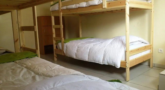 Кровать в общем номере SwissPorto Guest House