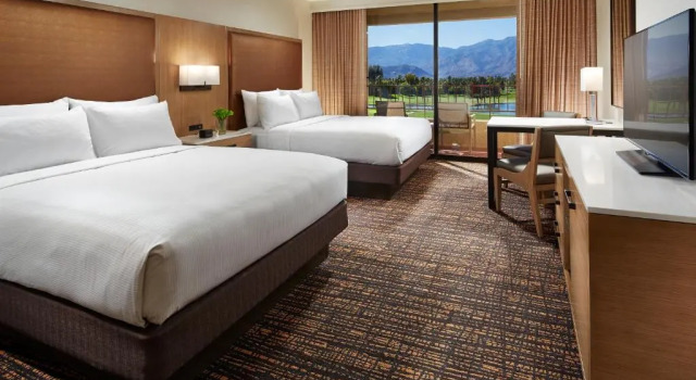 Четырёхместный номер Standard с красивым видом из окна DoubleTree by Hilton Golf Resort Palm Springs