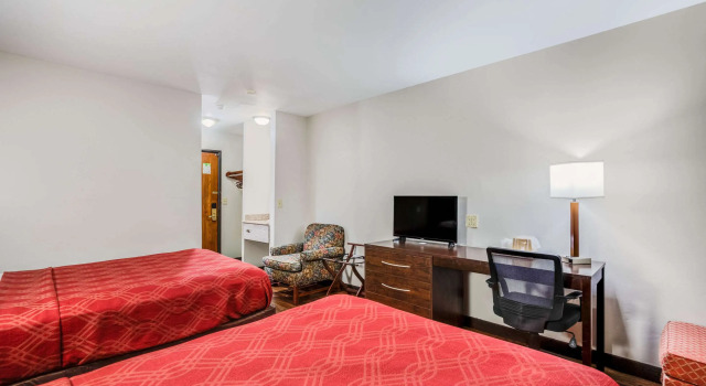 Четырёхместный номер Standard Days Inn & Suites Milwaukee Airport