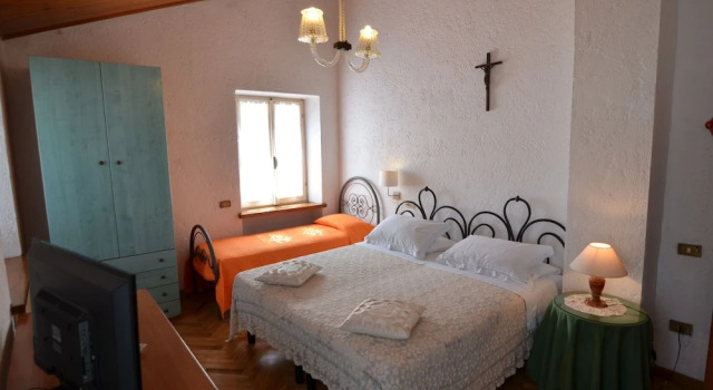 Splendid Holiday Home in Pesaro With Garden, Забронировать Отель Отели Побережья Марок с парковкой, Парковка