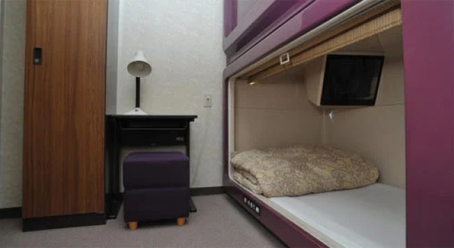 Кровать в общем номере (мужской номер) ファーストイン高松 First Inn Takamatsu