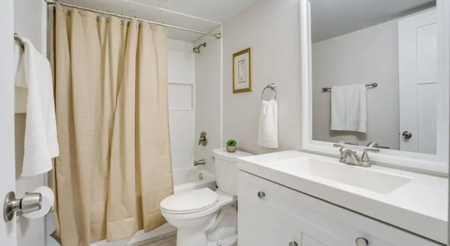 Spacious Minneapolis Home Rental: 8 Mi to Downtown, Varaa Lomakoti Hotellit Minnesota pysäköinnillä, Pysäköinti