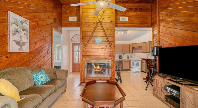 Experience Dolphin Cove Canal House in Freeport, Book Hotel Hoteller i Surfside Beach med parkering, Parkering