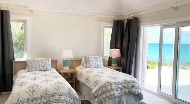 Oceanfront Elegance: New Home With Dock, Kayaks, And Pool, Prenota Villa Hotel a Bahamas Out Islands con parcheggio, Parcheggio