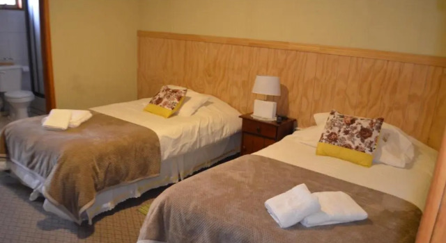 Hostal Los Pinos, Rezervovat Hotel Hotely v Los Lagos s parkováním, Parkování