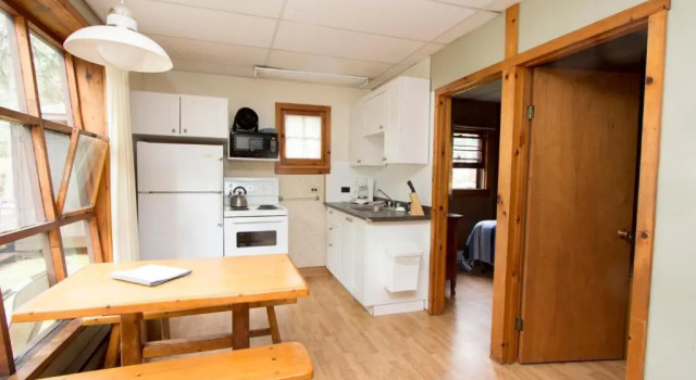 The Pines Cottage Resort, Boek Resort  