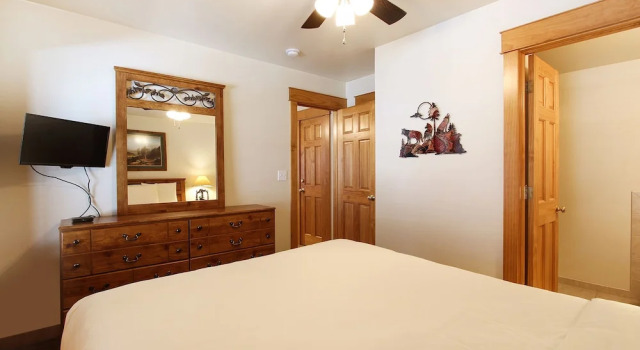 Little Matterhorn 17A 1 Bedroom Condo by RedAwning