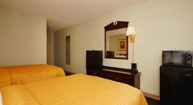 Четырёхместный номер Standard Quality Inn Shenandoah Valley