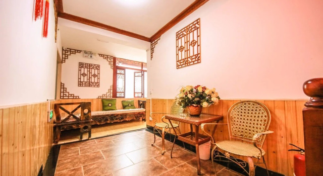 Kuixiangyuan Inn, Забронировать Отель Отели Лицзян с бассейном, рядом с Улица Сквер-стрит Древнего города Даянь, Бассейн