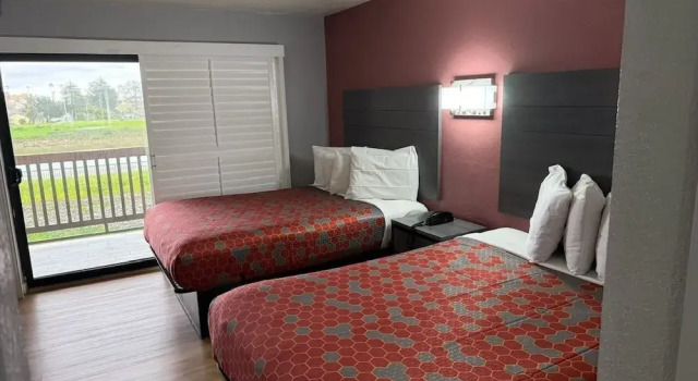 Четырёхместный номер Standard с балконом Ocean Gate Inn