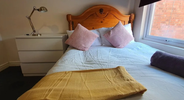 Room in Guest Room - Comfortable Size Room in Coventry