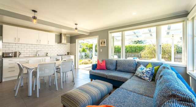 White Sands Cottage at Palm Beach, Rezerwuj Dom wakacyjny Hotele w Auckland Region z parkingiem, Parking