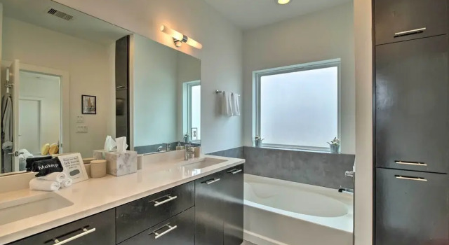 Downtown Houston Townhome w/ Balcony + Yard!