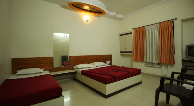 Hotel Yog Palace Newly Renovated, Забронировать Отель Отели штата Махараштры 3 звезды, 3*