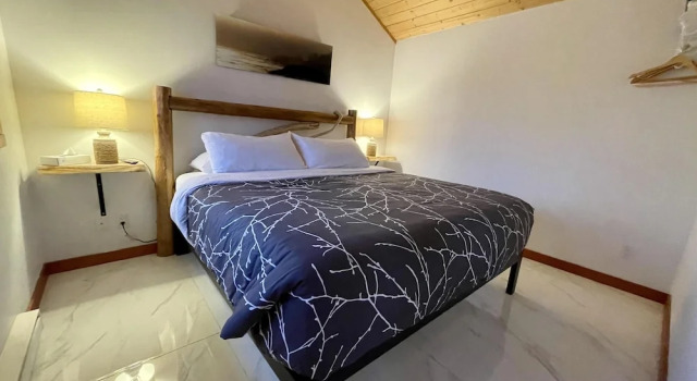 Doc Holiday Cabin, Забронировать Отель Отели Уклуэлет 3 звезды, рядом с Huu-Mees-Ma-As Native Art Gallery, 3*