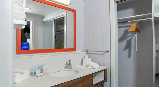 Люкс с красивым видом из окна Hampton Inn & Suites Erie Bayfront