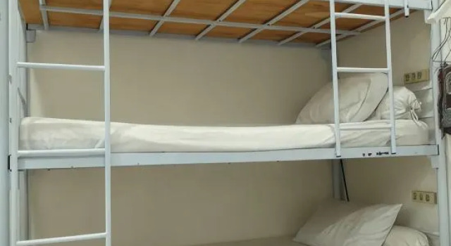 Кровать в общем номере (женский номер) с видом на город Koala Tidur Hostel Syariah Yogyakarta