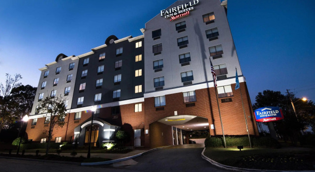 Fairfield Inn & Suites Atlanta Airport North, Забронировать Отель Отели Ист-Пойнта с завтраком, рядом с WellStar Atlanta Medical Center South, Завтраки