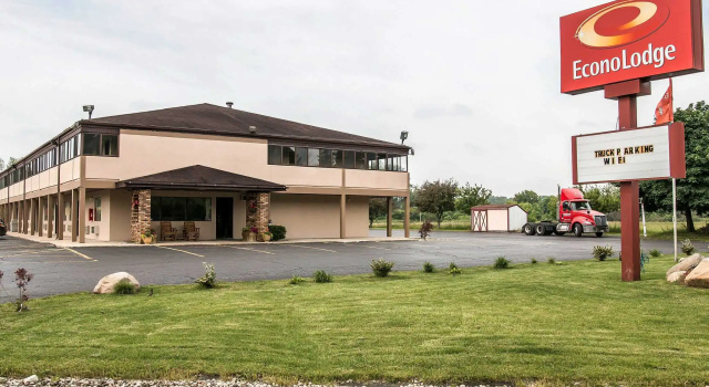 Кровать в общем номере Econo Lodge Paw Paw