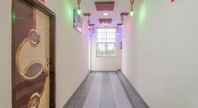 OYO Flagship 49182 Hotel The Royal King