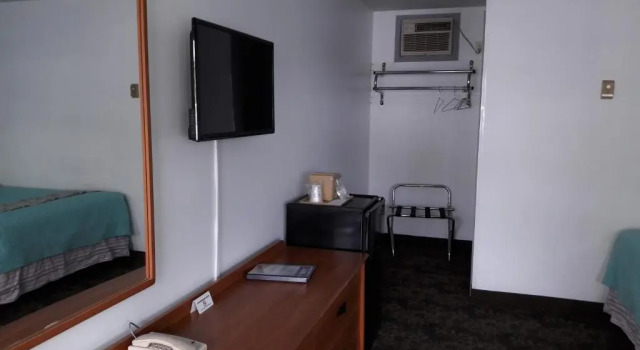 Pinebrook Motel, Забронировать Мотель Отели Лейк-Джордж с парковкой, рядом с Музей «Форт Уильям-Генри», Парковка