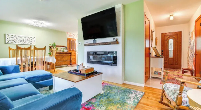Family-friendly Cottage Grove Home w/ Fireplace!, Varaa Lomakoti Hotellit Minnesota pysäköinnillä, Pysäköinti