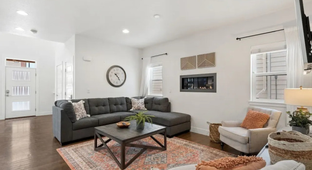 Steps From River & Old Town - Hot Tub & King Bd, Rezerwuj Dom wakacyjny Hotele w Fort Collins z parkingiem, Parking