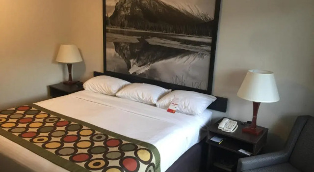 Номер Standard Super 8 by Wyndham Kelowna BC