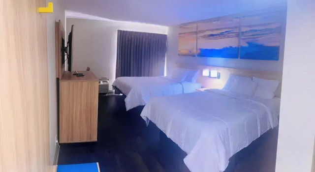 Номер Standard с балконом Days Inn & Suites by Wyndham Tampa Fairground-Casino-Ybor