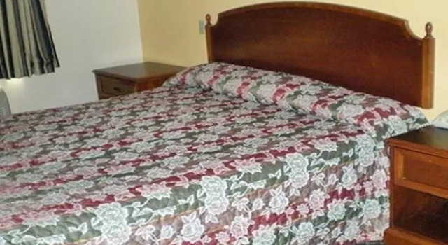 Люкс Passport Inn & Suites Corona Hotel