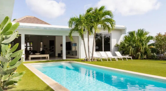 Villa Nostalgia - Stylish designed 4 Bedroom modern villa, Забронировать Вилла Отели Виллемстад с парковкой, рядом с Jan Theil, Парковка
