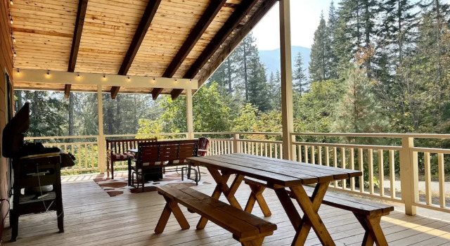 Коттедж с 3 комнатами Maple Leaf Lodge 3 Bedroom Home by NW Comfy Cabins by RedAwning