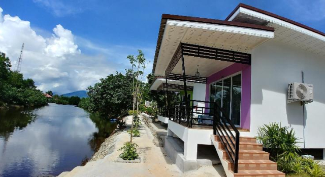 Thipburee Riverside Hotel