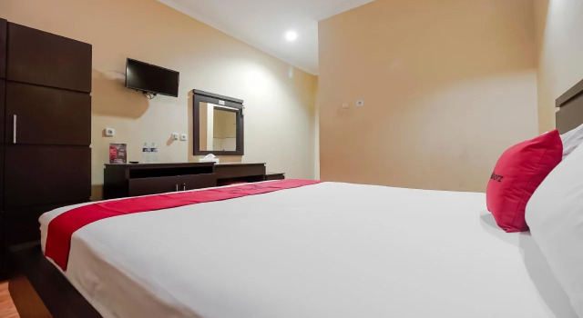 RedDoorz near Pantai Tanjung Pendam, Rezerwuj Hotel Belitung Belitung Island